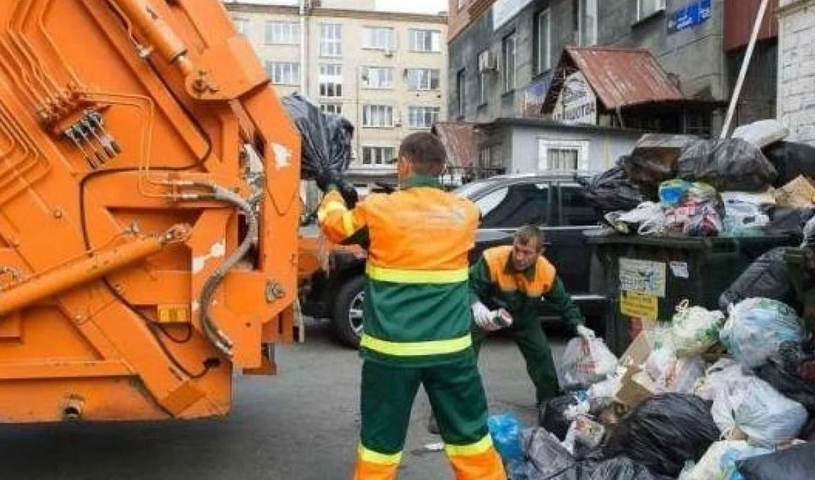 Срочный вывоз мусора в Хабаровске от ПроМусор — заказ день в день от 2932 руб., грузчики, цена