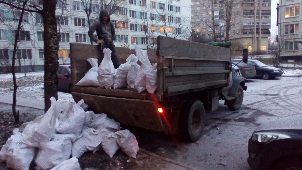Вывоз мусора в мешках в Хабаровске в октябре
