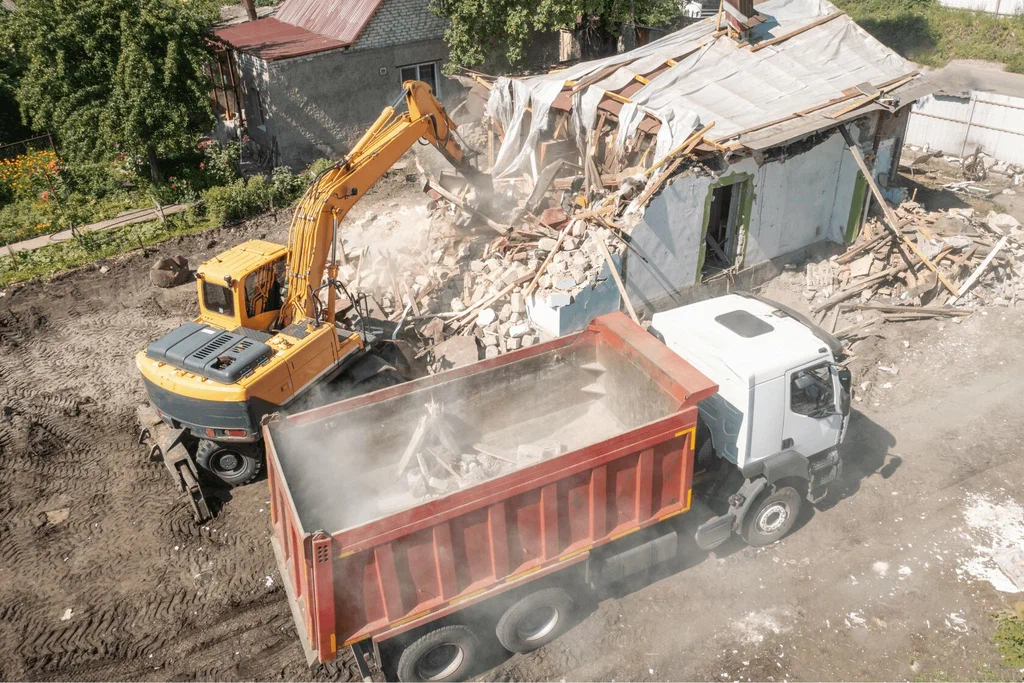 Вывоз мусора после сноса зданий с выездом в Хабаровске в октябре