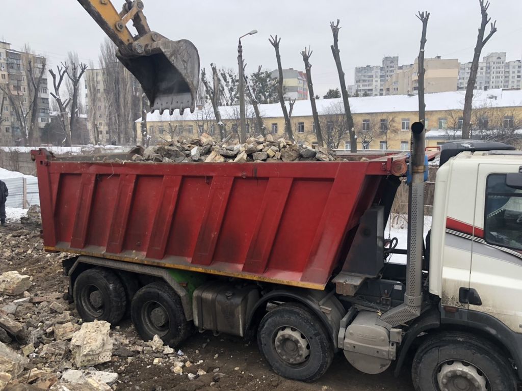 Вывоз мусора Камазом в Хабаровске в октябре