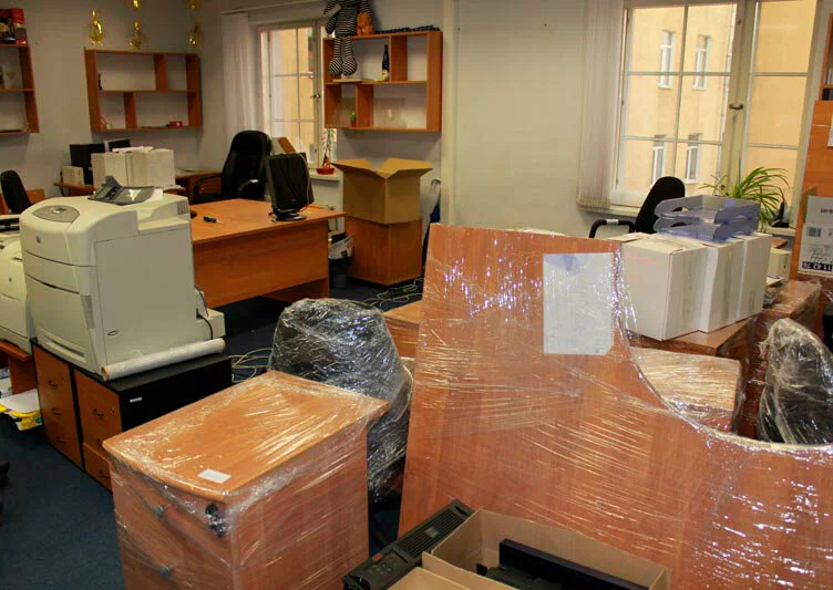 Вывоз старой офисной мебели в Хабаровске в октябре