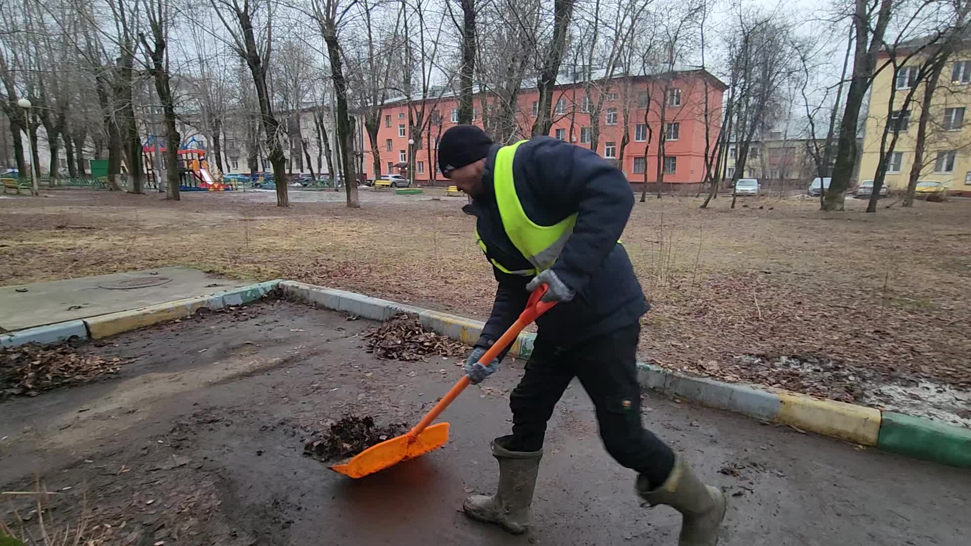 Уборка территорий в Хабаровске в октябре