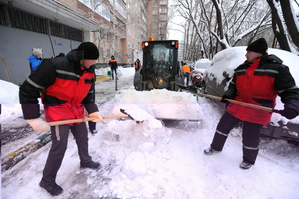 Очистка дворов от снега с гарантией результата в Хабаровске в октябре
