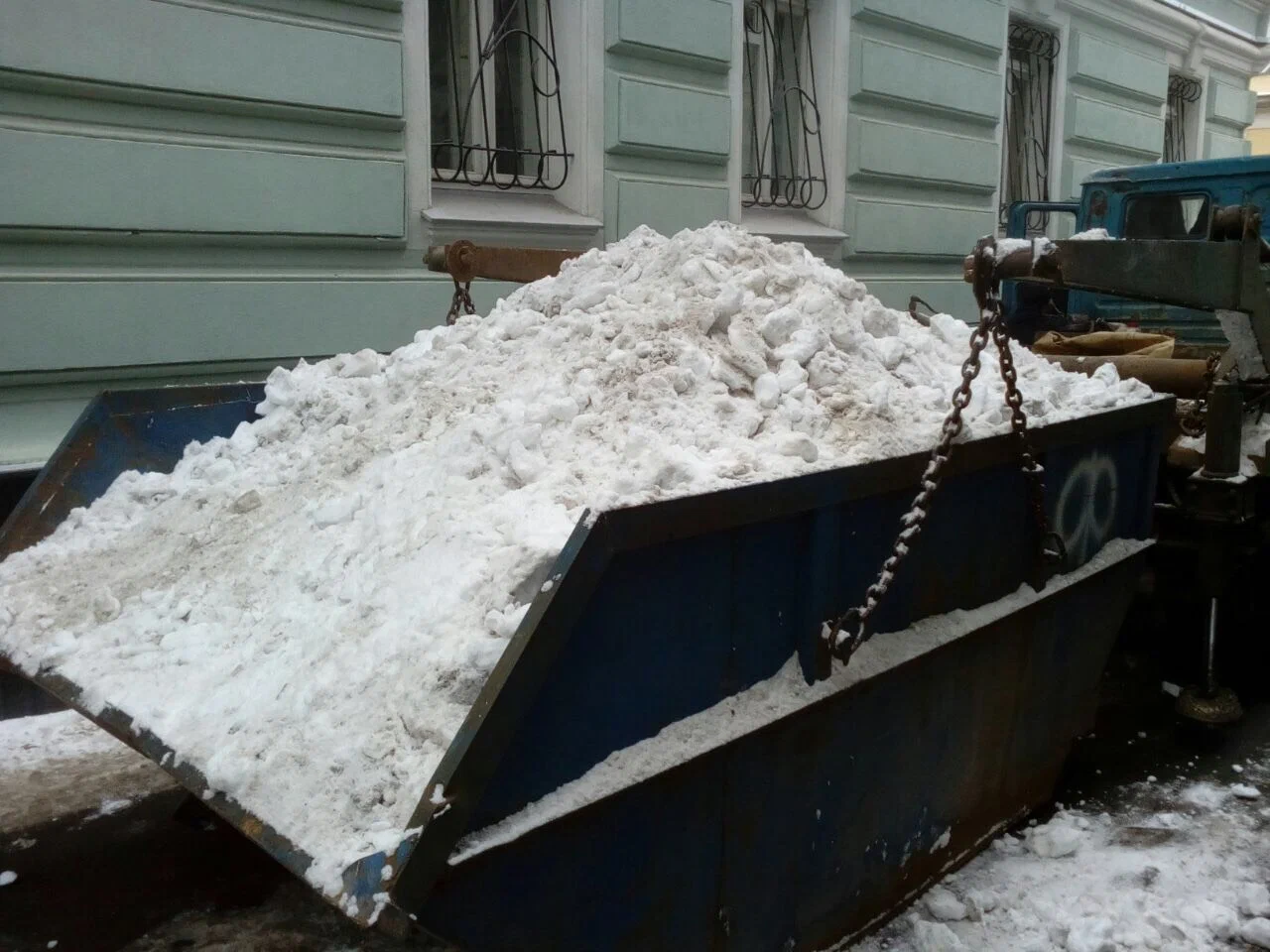 Вывоз снега контейнерами в Хабаровске в октябре